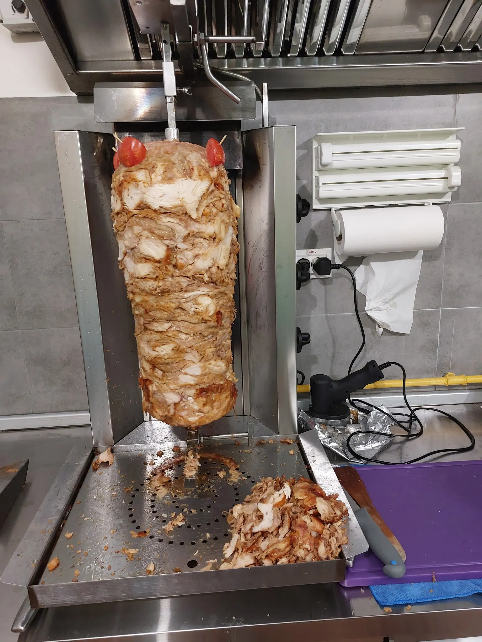 Rotisorul La Bajbiru — carne tăiată proaspăt la fiecare comandă.