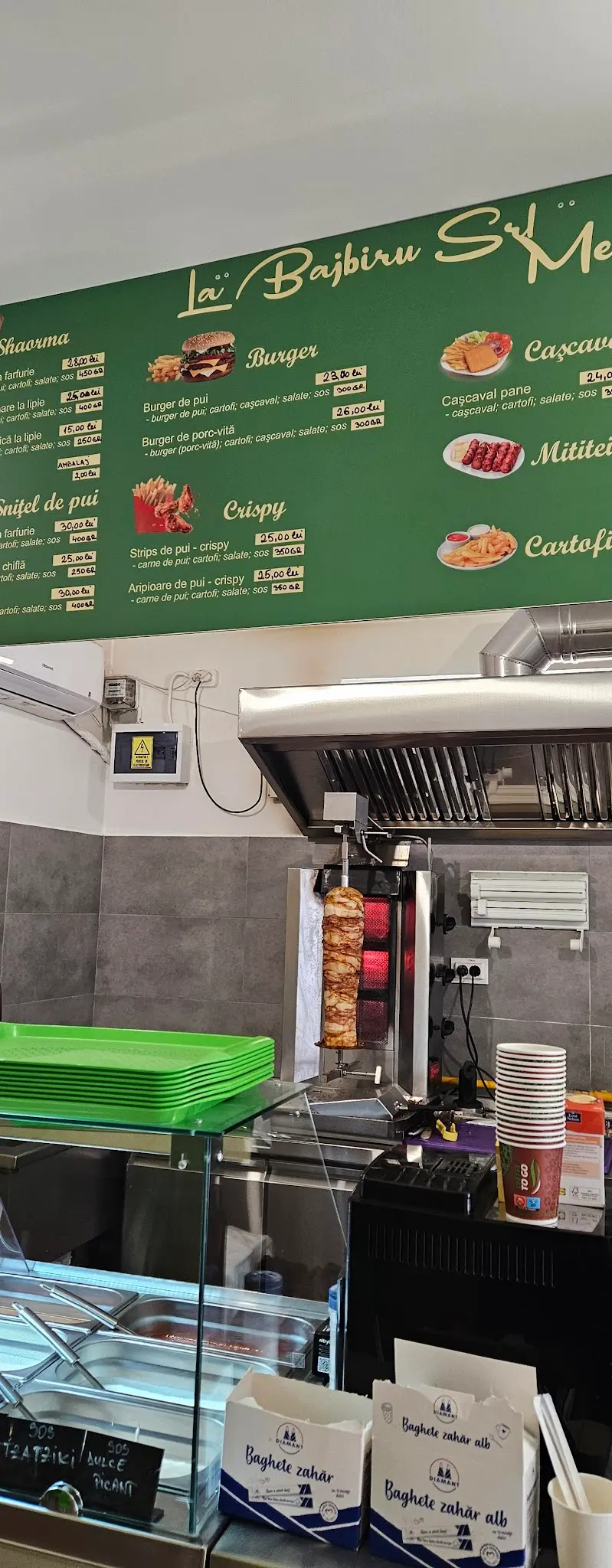 Shaorma în pita, gata să plece la client.