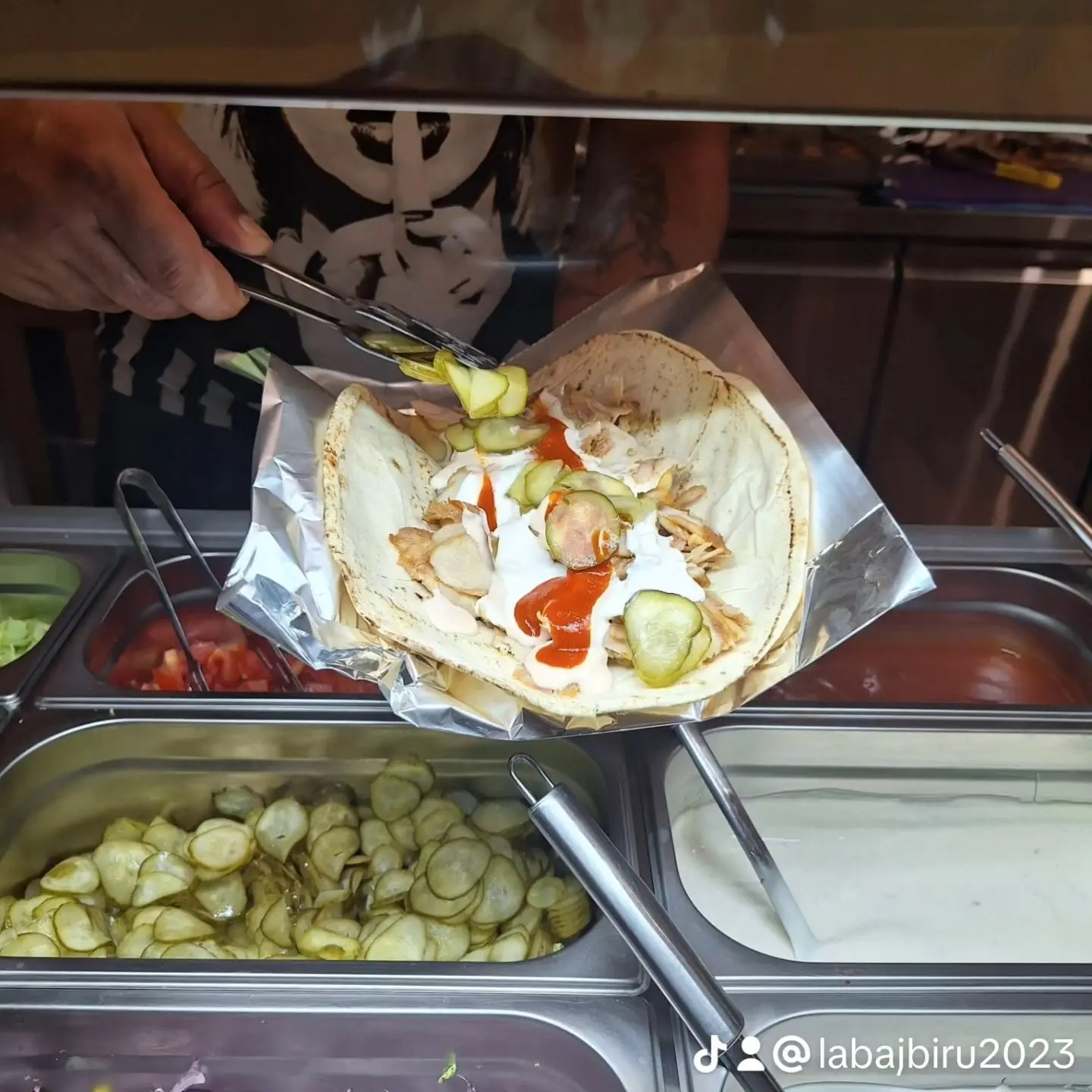 Meniul afișat lângă rotisor — toate categoriile cu prețuri.