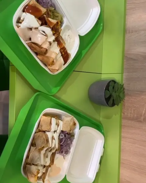 Două caserole gata de plecare, vedere de sus.